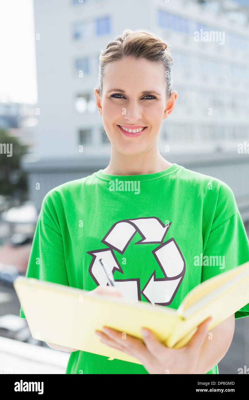 Sorridente piuttosto attivista ambientale la scrittura Foto Stock