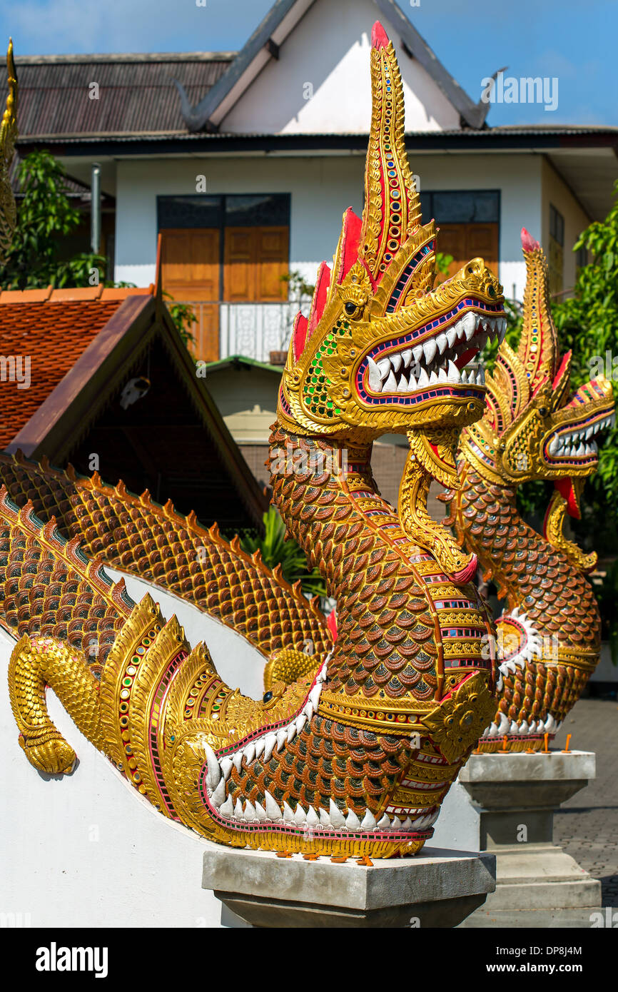 Drago statua di guardia presso il tempio buddista ingresso in Thailandia Foto Stock