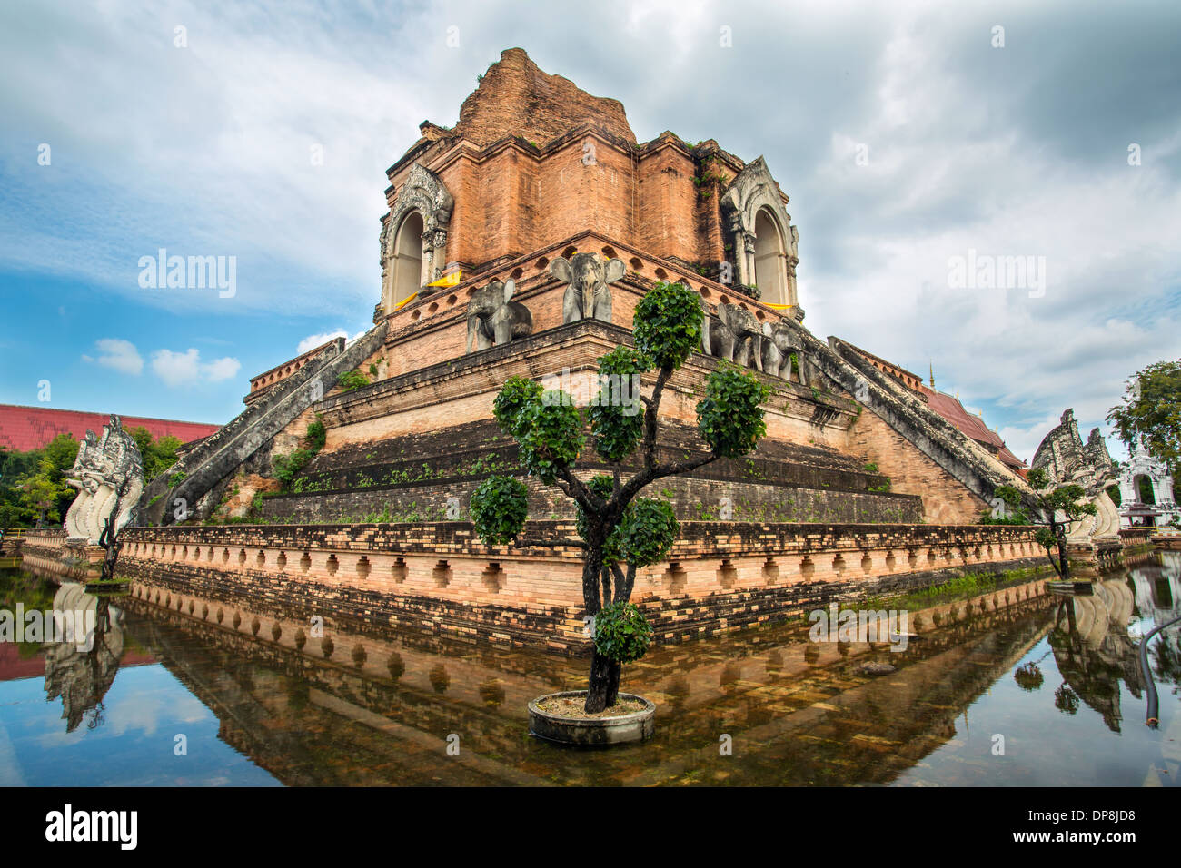 Antica pagoda di Wat Chedi Luang tempio in Chiang Mai Thailandia Foto Stock