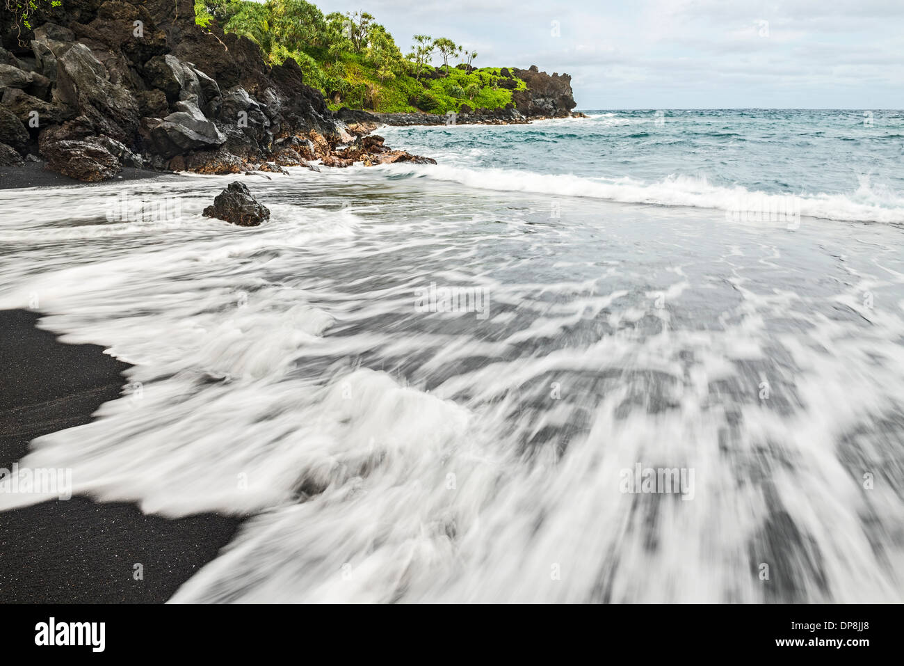 L'esotico e famosa spiaggia di sabbia nera di Waianapanapa State Park in Maui, Hawaii. Foto Stock