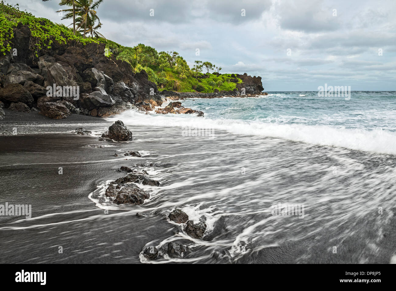 L'esotico e famosa spiaggia di sabbia nera di Waianapanapa State Park in Maui, Hawaii. Foto Stock