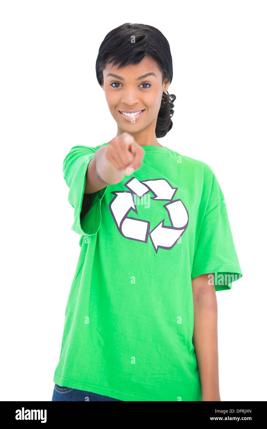 Carino dai capelli neri ecologista puntando alla fotocamera con le sue dita Foto Stock