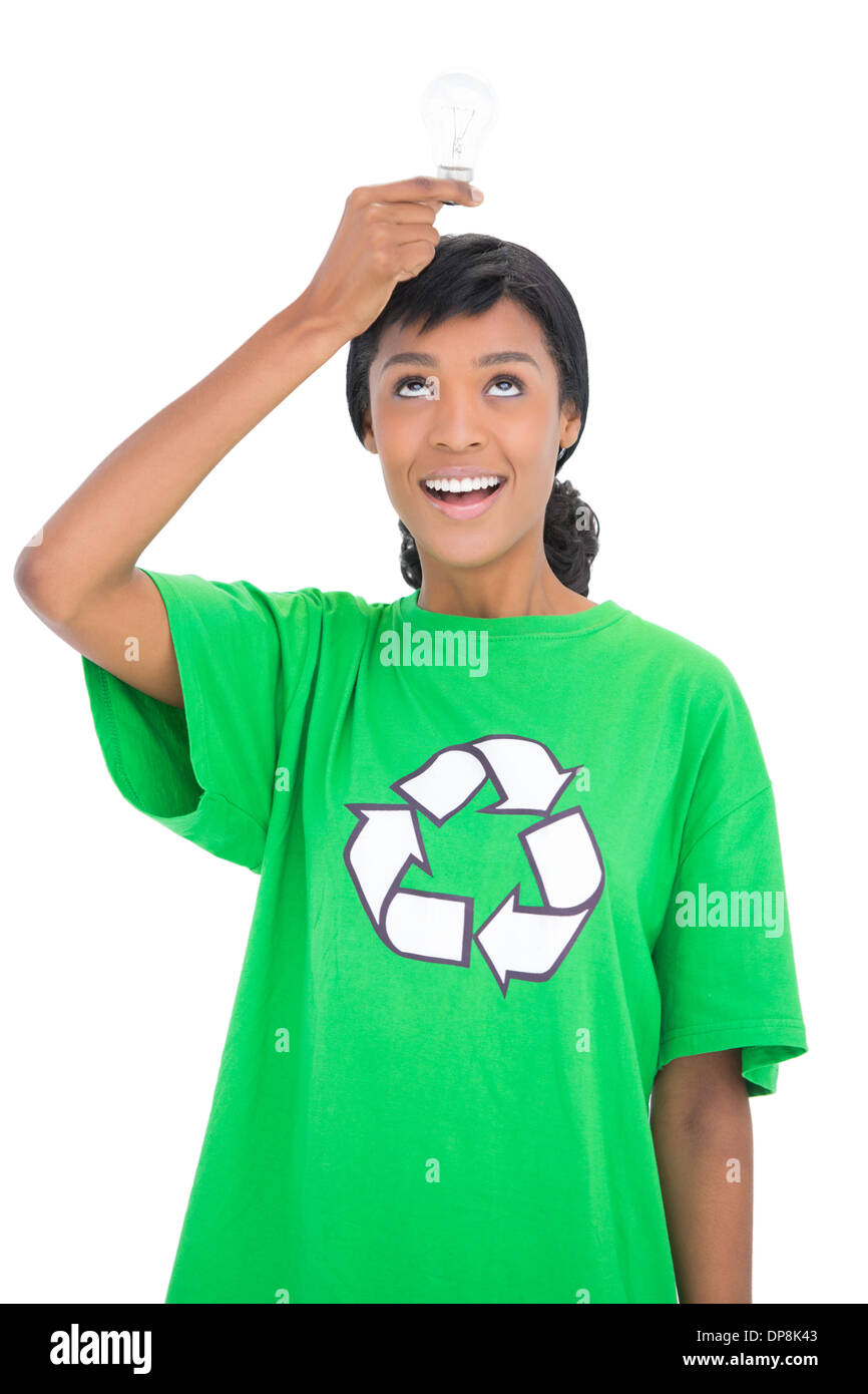 Contenuto dai capelli neri ecologista tenendo una lampadina Foto Stock