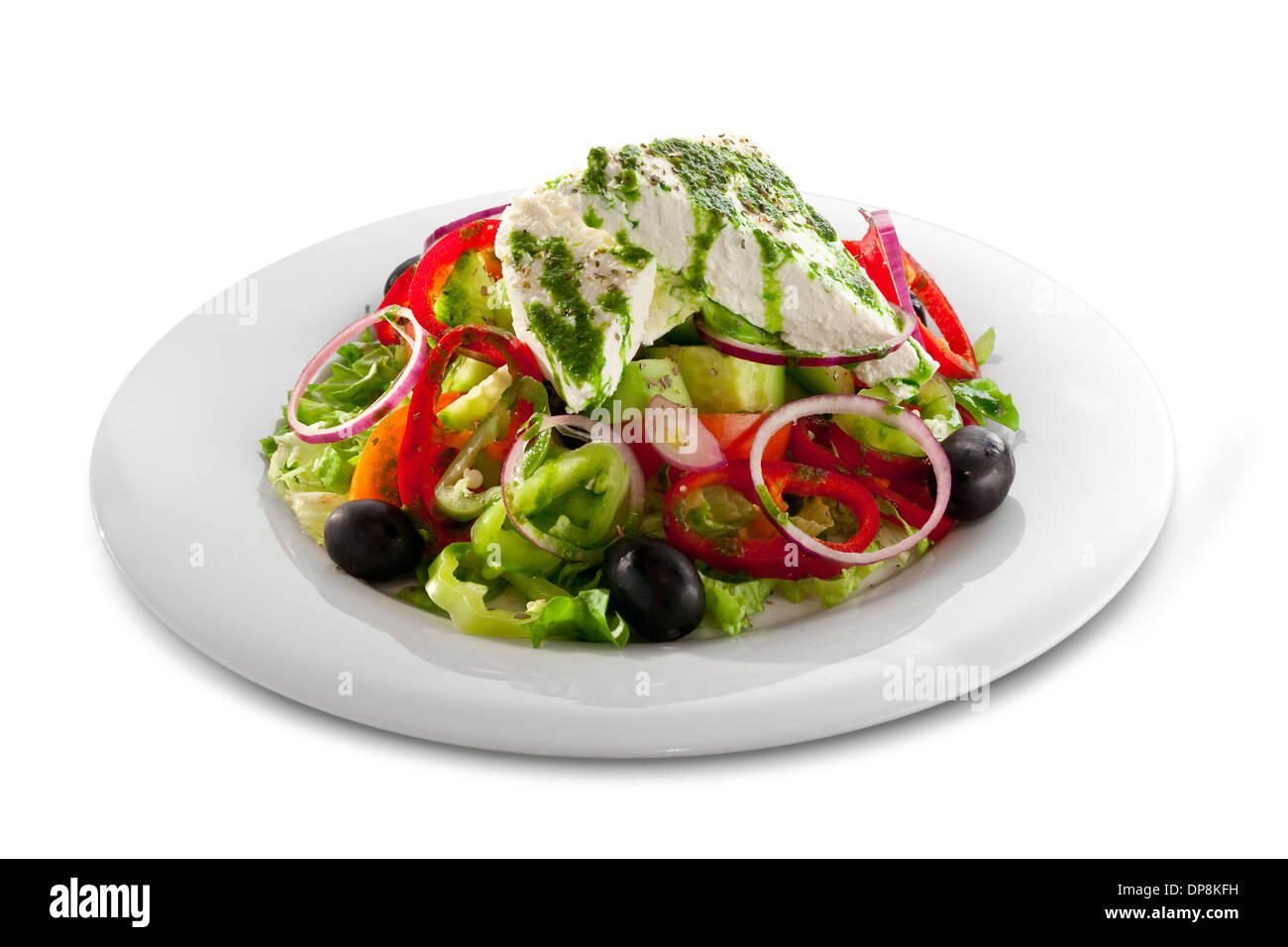 Una sana insalata di verdure con formaggio bianco isolato su sfondo bianco Foto Stock