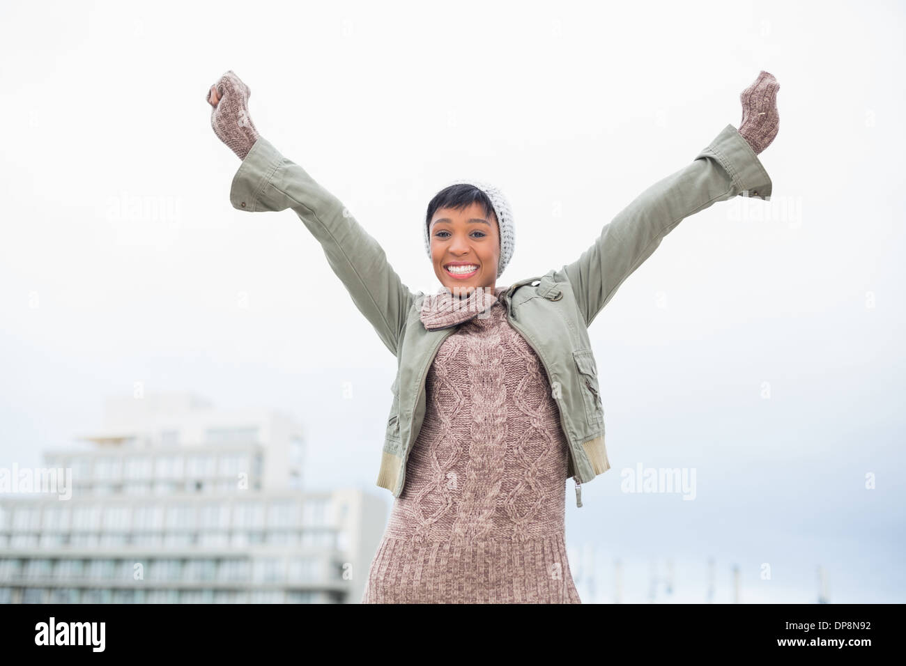 Il successo del modello di giovani in inverno abiti sorridente in telecamera Foto Stock