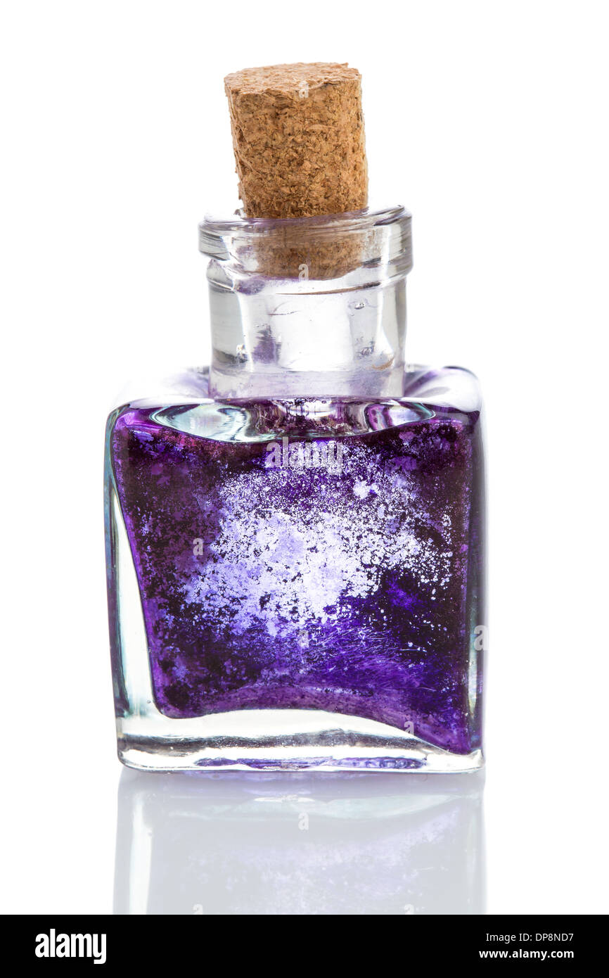 Vetro Antico inkwell con secchi inchiostro blu isolato su bianco Foto Stock