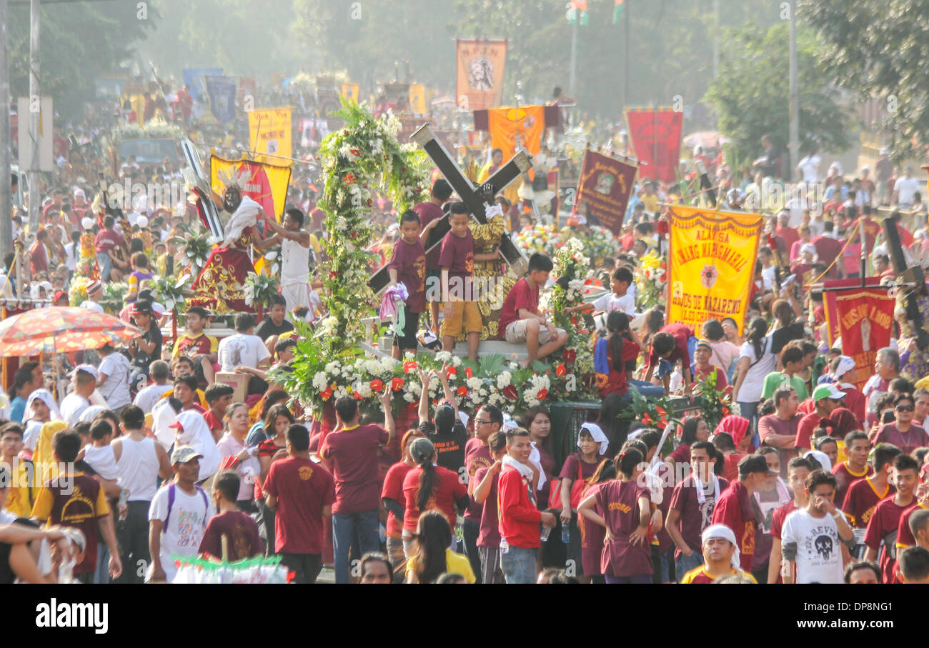 Metro Manila, Philippines-January 9, 2014: centinaia di replica del Nazareno nero statua durante la processione annuale.Migliaia di filippini devoti Cattolici si sono riuniti nella capitale del paese per uno dei più grandi del mondo di parate religiose in onore di un nero statua di Gesù Cristo essi credono ha poteri miracolosi che chiamano il Nazareno nero. Credito: Herman Lumanog/Alamy Live News Foto Stock Metro Manila, Philippines-January 9, 2014: centinaia di replica del Nazareno nero statua durante la processione annuale.Migliaia di filippini devoti Cattolici si sono riuniti nella capitale del paese per uno dei più grandi del mondo di parate religiose in onore di un nero statua di Gesù Cristo essi credono ha poteri miracolosi che chiamano il Nazareno nero. Credito: Herman Lumanog/Alamy Live News Foto Stock