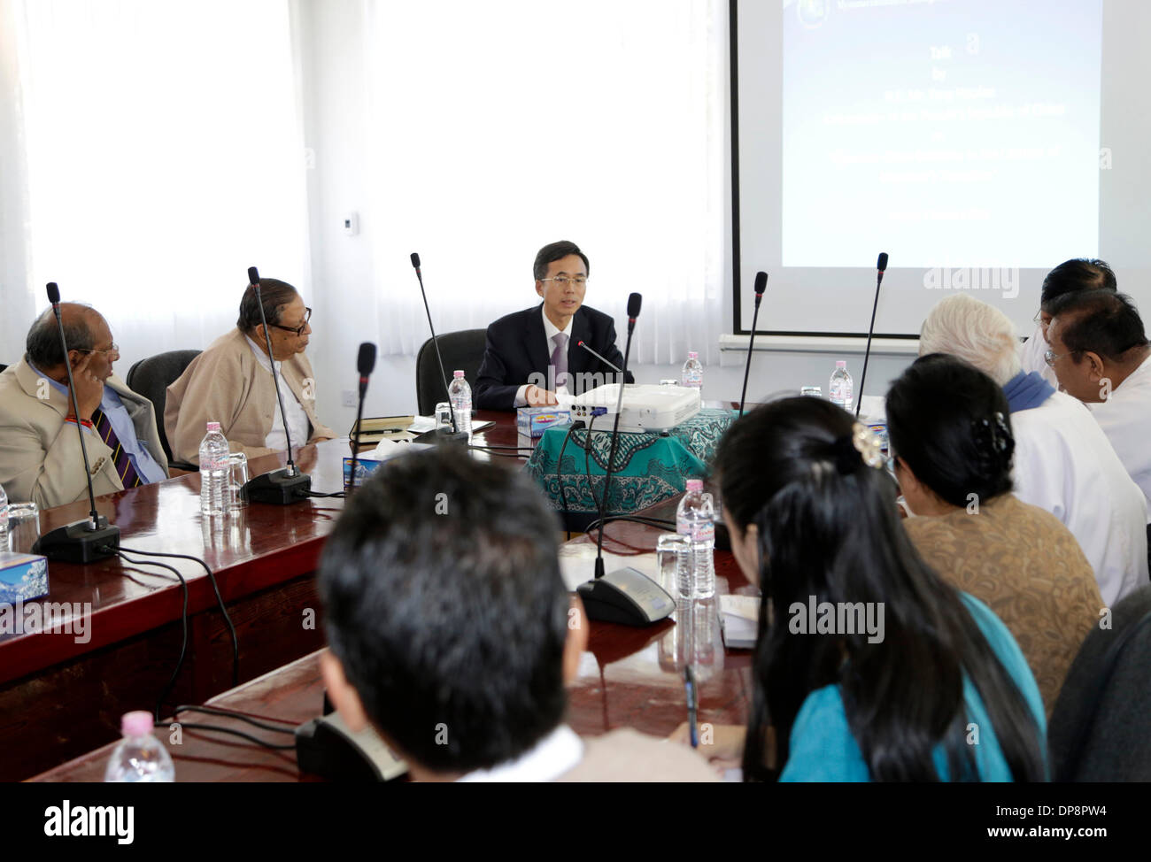 (140109) --YANGON, gen. 9, 2014 (Xinhua) -- ambasciatore cinese a Myanmar Yang Houlan (3a L, retro) eroga un discorso durante la sua visita in Myanmar istituto per studi strategici ed internazionali (MISIS) nell Arcidiocesi di Yangon, Myanmar, Gen 9, 2014. (Xinhua/U Aung) Foto Stock
