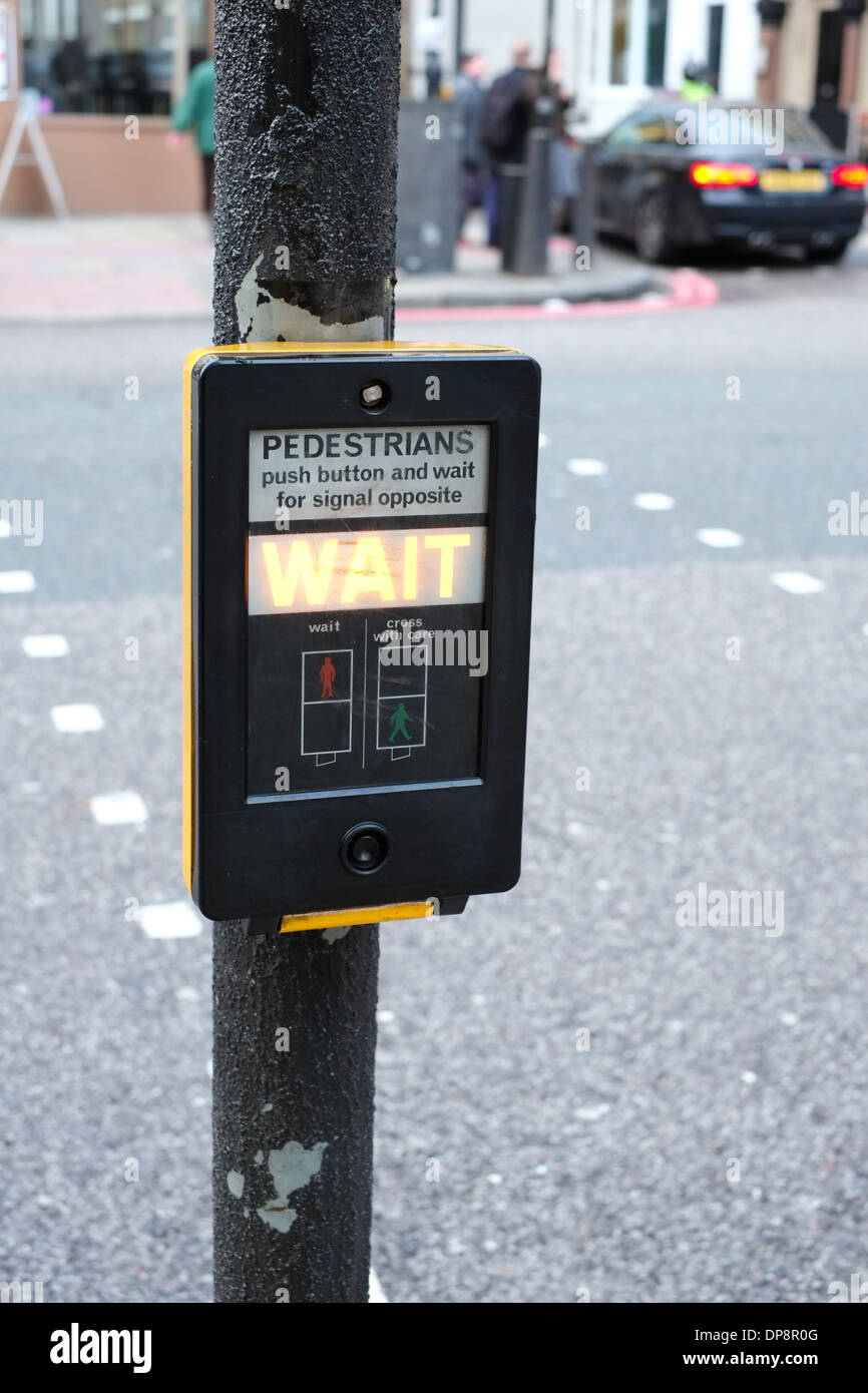 Attraversamento pedonale attendere segno su Upper Street, Islington Foto Stock