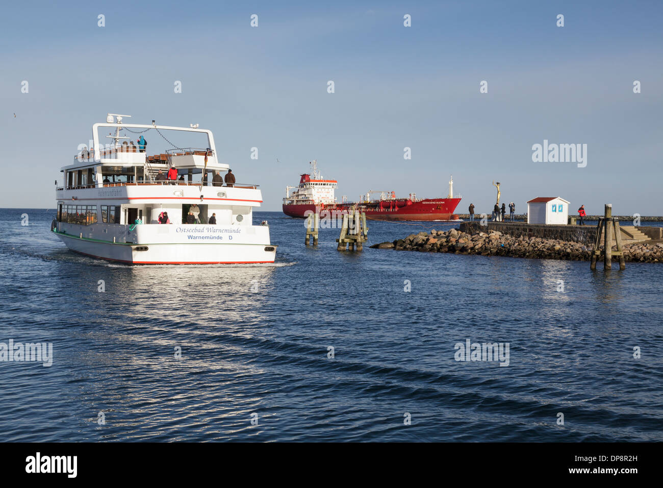 Turistiche e barche da lavoro all'ingresso del porto, Alter Strom e Warnemuende, Mecklenburg Vorpommern, Germania Foto Stock