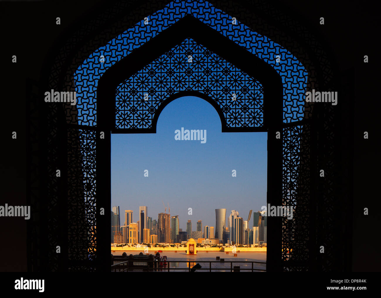 Doha, Qatar: West Bay skyline della città come visto dalla Grande Moschea Doha Foto Stock
