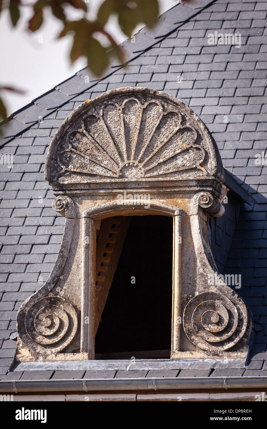 Domme, Dordogne, la Francia, l'Europa. Inusuale finestra sul tetto di un vecchio edificio tradizionale. Foto Stock