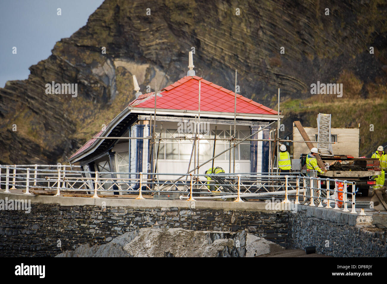 Aberystwyth Wales UK, giovedì 09 Jan 2014 ponteggio appaltatori iniziare il lavoro di racchiudere il pubblico storico rifugio sul Aberystwyth promenade, che era praticamente distrutta in recenti tempeste, in una gabbia di sicurezza prima di avviare i lavori di smantellamento con cautela è possibile iniziare. Poiché si tratta di un edificio elencato, CADW, il governo gallese storico del servizio ambiente, è desideroso di preservare il più possibile della struttura originale Credito: keith morris/Alamy Live News Foto Stock