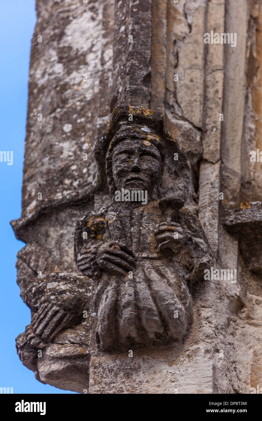 Domme, Dordogne, la Francia, l'Europa. Old stone carving sull'angolo di un vecchio edificio tradizionale. Foto Stock