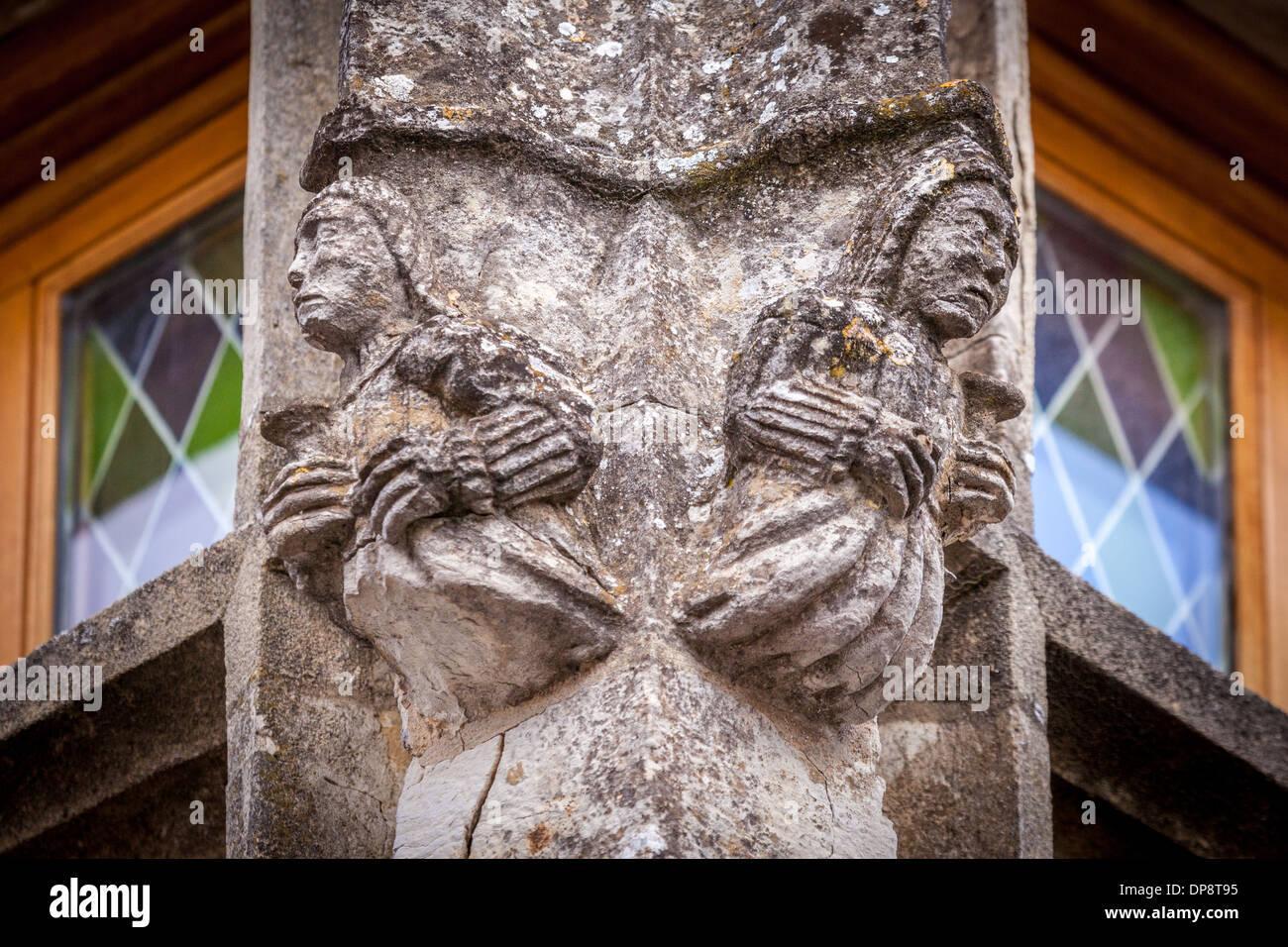 Domme, Dordogne, la Francia, l'Europa. Old stone carving sull'angolo di un vecchio edificio tradizionale. Foto Stock