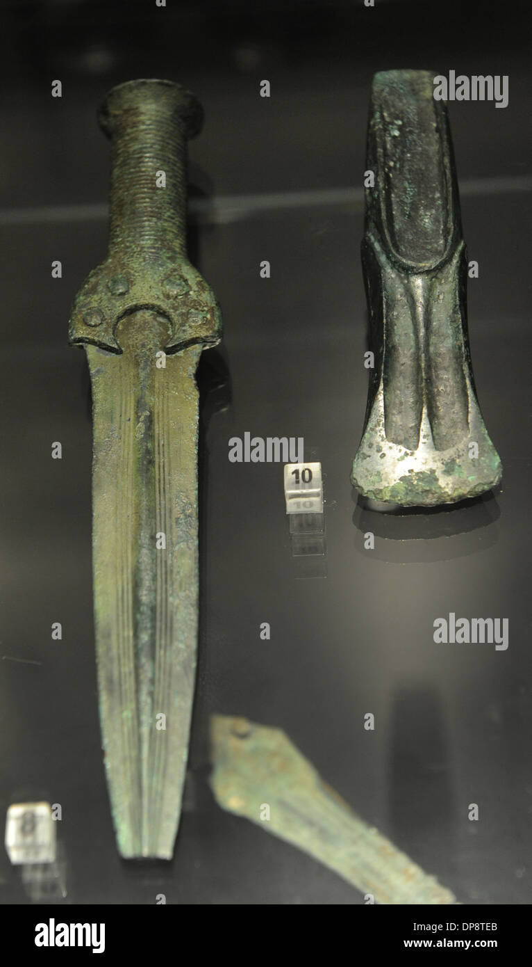 Preistorici. Età del Bronzo. Il nord Europa. Il pugnale e la spada. Da Dragsfjard. Il museo nazionale della Finlandia. Helsinki. Foto Stock