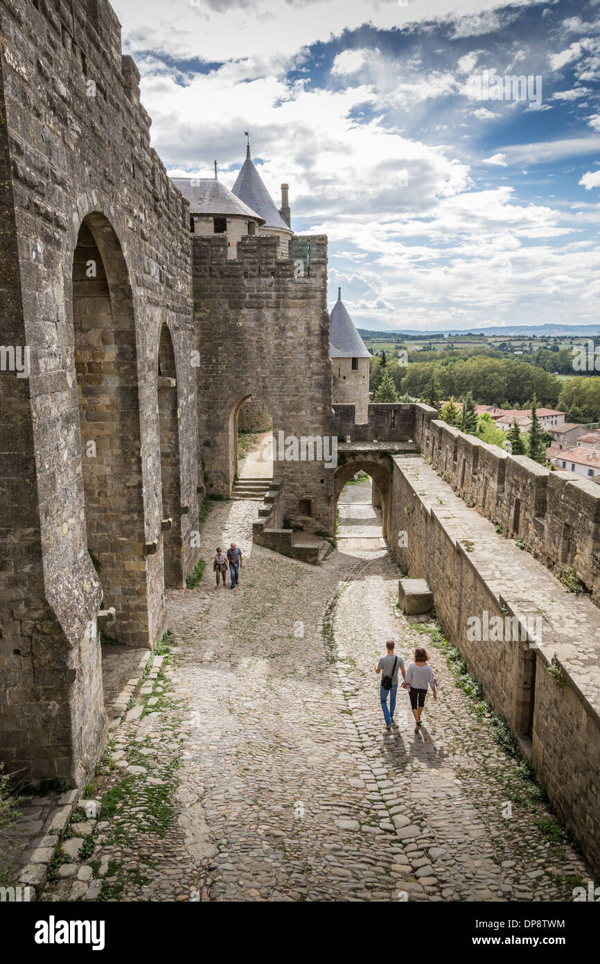 Carcassonne, Francia, Europa. Vecchia Città medievale di pareti e porte d'Aude gateway e ingresso Foto Stock