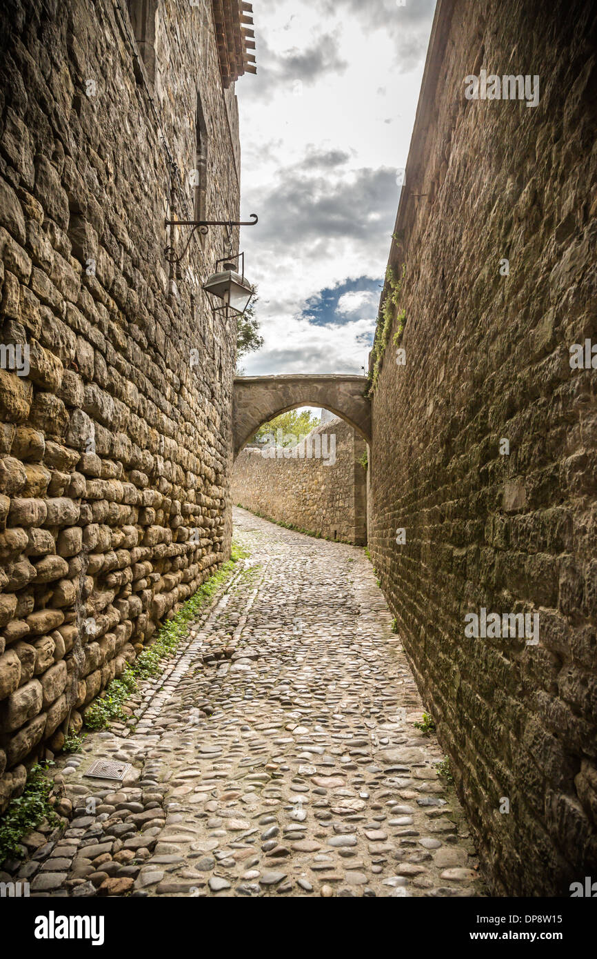 Carcassonne, Francia, Europa. Antiche strade lastricate all'interno della bellissima città medievale di pareti. Foto Stock