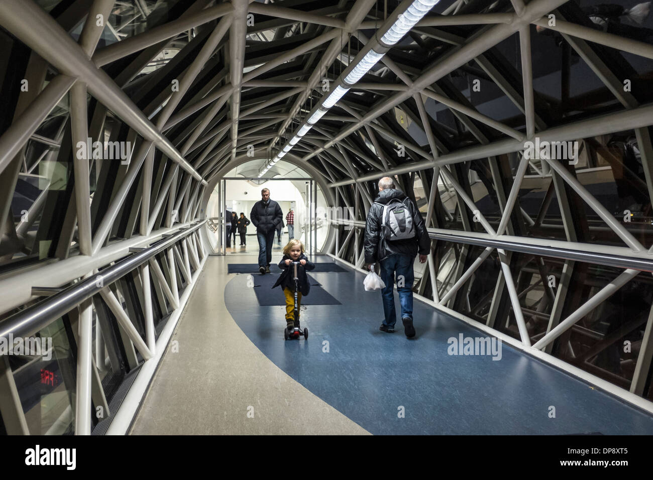 Ponte pedonale per gli amanti dello shopping tra le Bentall Centro Commerciale e il parcheggio auto a Kingston upon Thames, Greater London Foto Stock