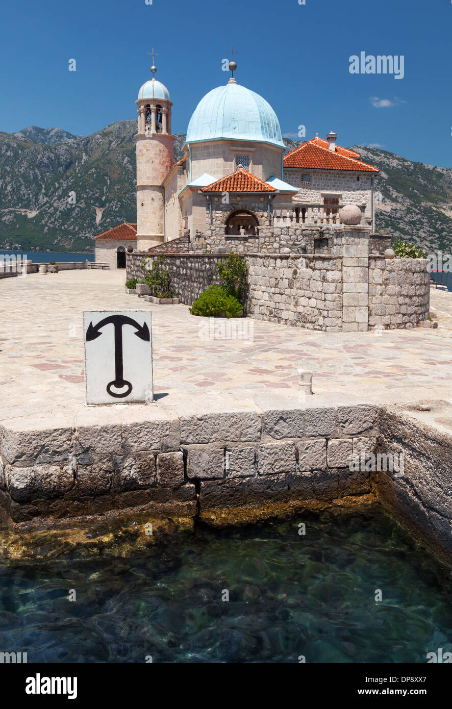 Antica chiesa sulla piccola isola nella Baia di Kotor, Montenegro Foto Stock