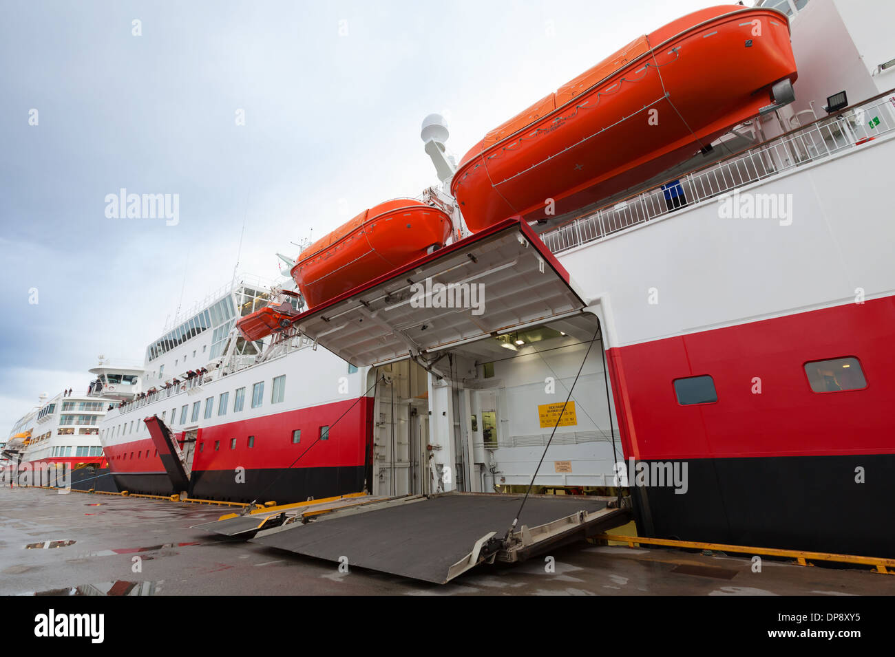 Lato aperto porta a rampa su grandi traghetti passeggeri nel porto Foto Stock