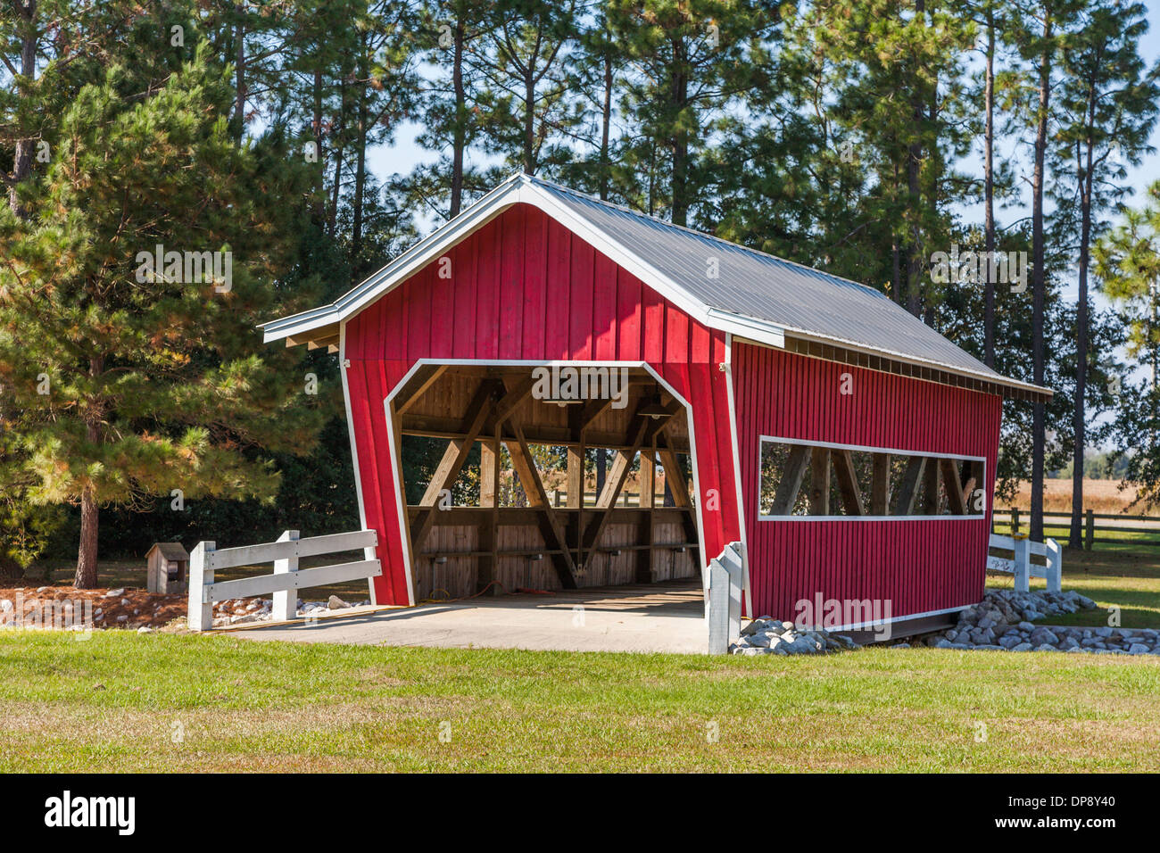 In legno rosso ponte coperto in una residenza privata in Alabama Foto Stock