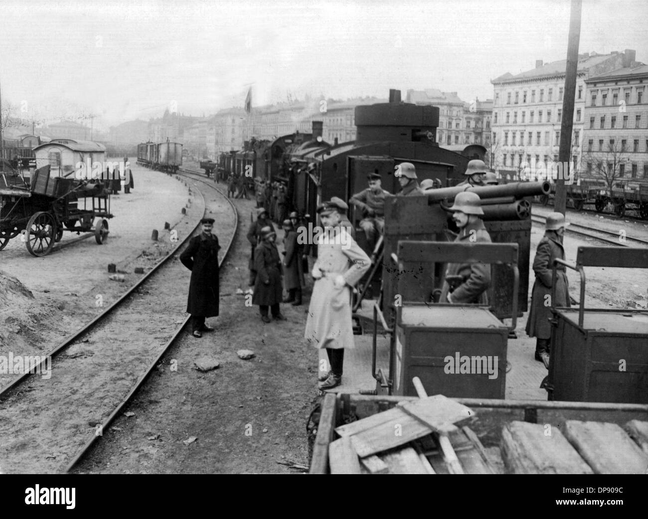 Il crollo del impero: un treno blindato durante la rivoluzione di novembre nel 1918 a Berlino. Foto Stock