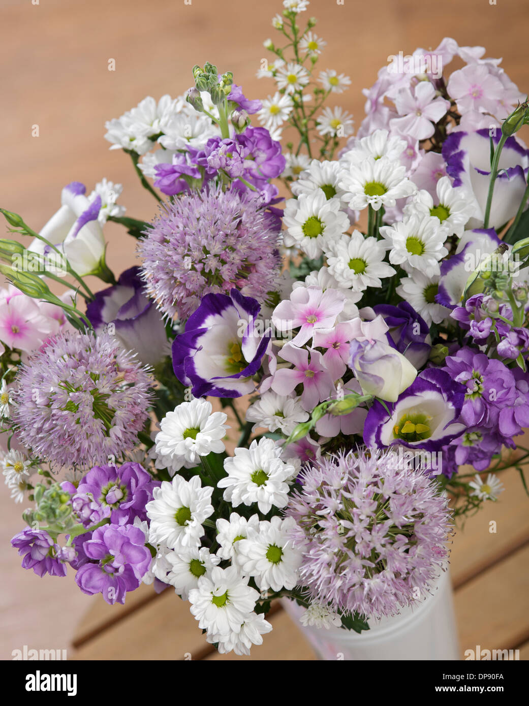 Bouquet di allini lilla, Crisantemi Santini, Flox rosa, viola, Lisianthus blu e Astro bianco in un vaso in un ambiente domestico Foto Stock