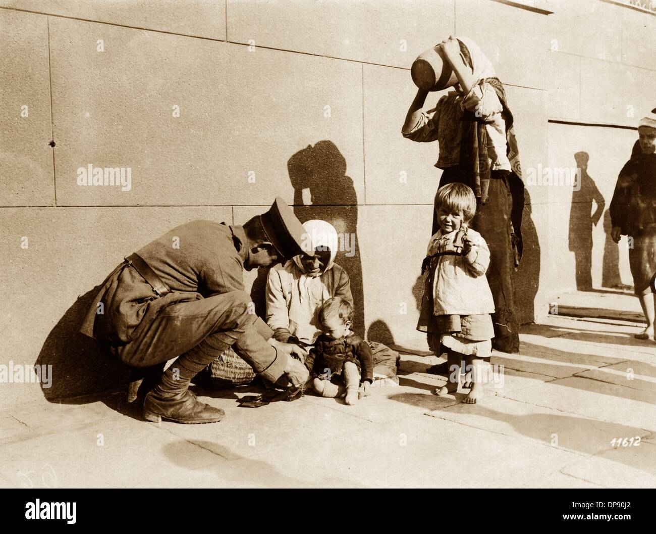 Un soldato tedesco dà a una donna mendicante a Kharkiv, Ucraina, durante la prima guerra mondiale Data sconosciuta (intorno al 1915). Fotoarchiv für Zeitgeschichte Foto Stock