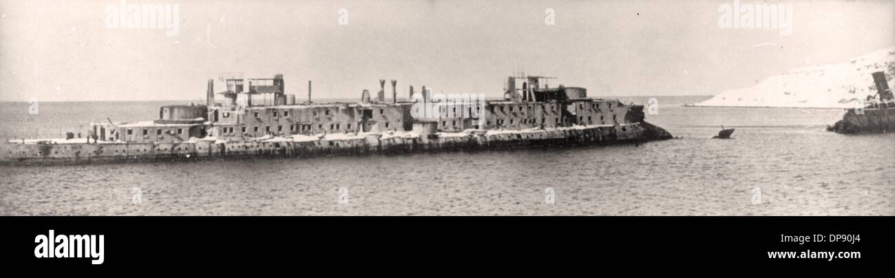 Il relitto della linea francese Massena, che fu usata come demolitore d'acqua, vicino Sedd el Bahr nelle Dardanelli, in Turchia, nel 1916. Il transatlantico della Marina francese fu operato nella Battaglia di Gallipolli e si arenò a Capo Helles il 10 novembre 1915 dopo aver colpito una miniera. Fotoarchiv für Zeitgeschichtee Foto Stock