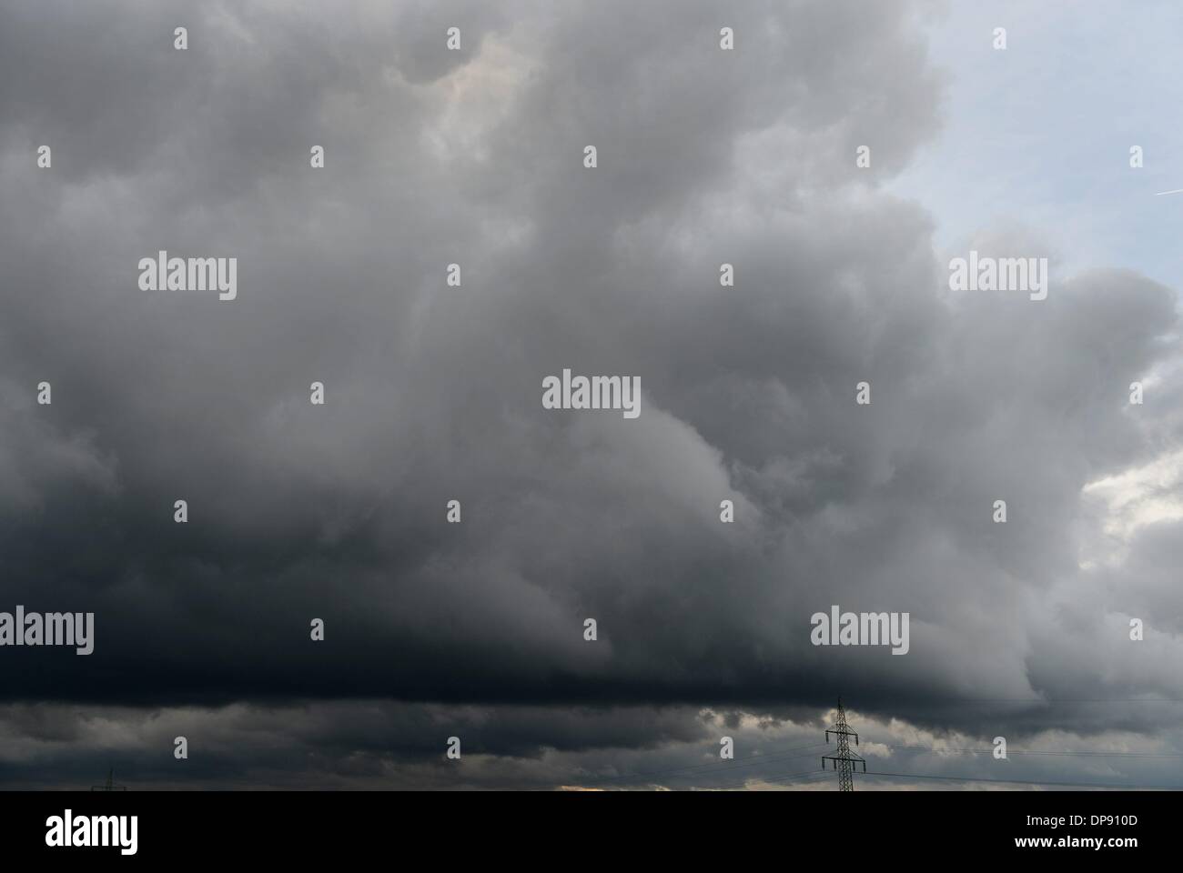 Torre elettrico con spettacolari nubi in Germania, 8.o gennaio 2014. Foto: Frank può Foto Stock