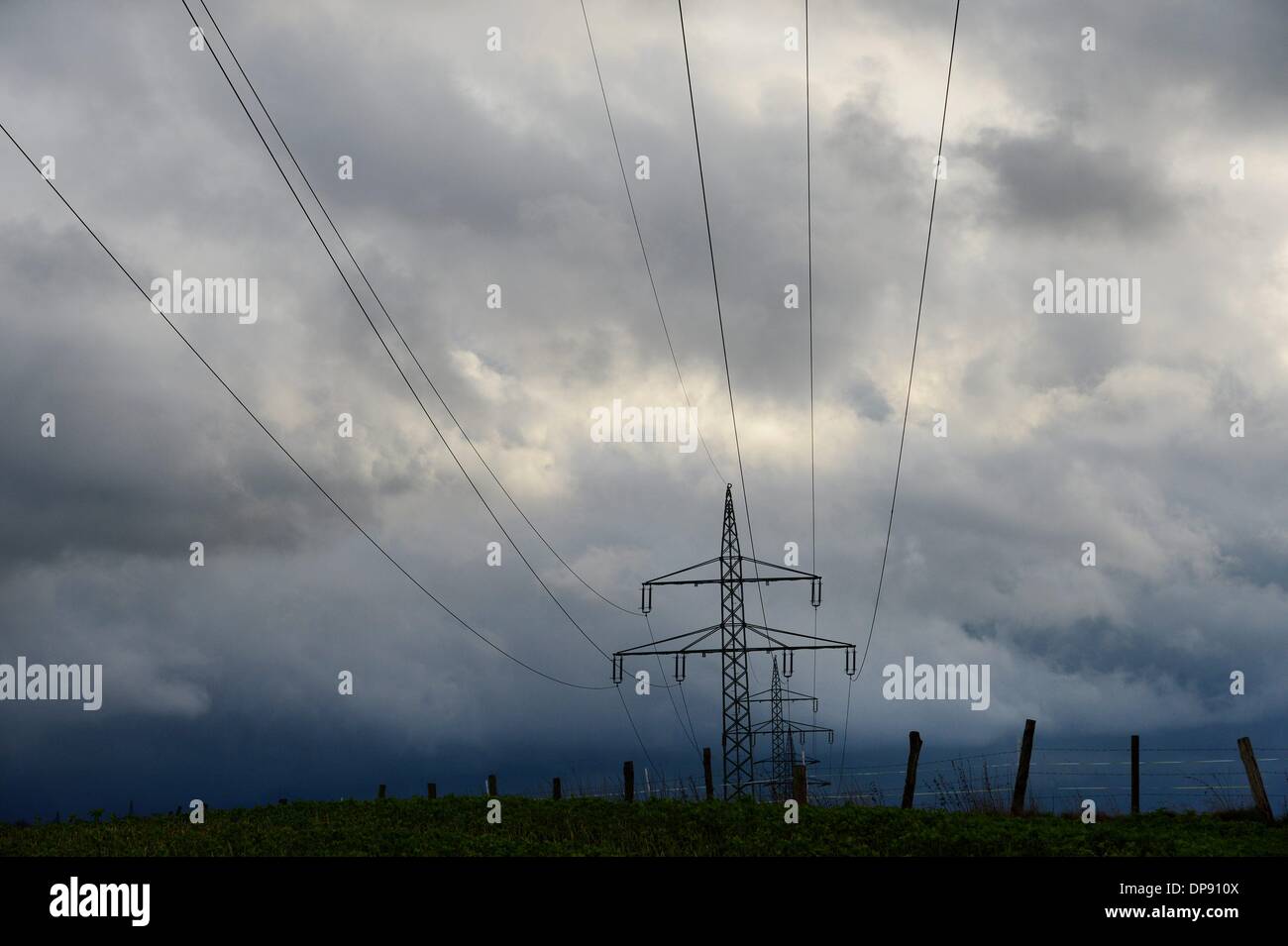 Torri elettrico con spettacolari nubi in Germania, 8.o gennaio 2014. Foto: Frank può Foto Stock