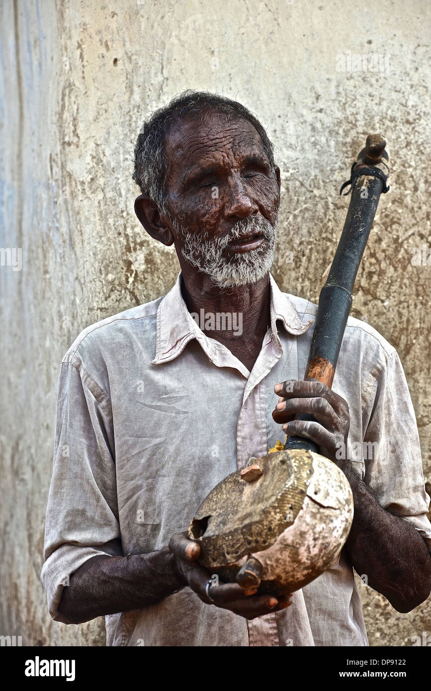 Il vecchio uomo in un villaggio vicino a Jaipur ,India Foto Stock