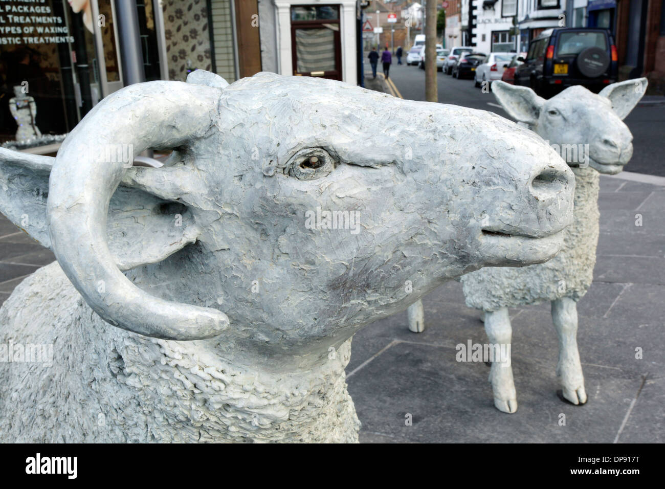 Lockerbie Town Center rigenerazione sculture di pecora da David Annand commemorando Loccurbies lungo andato grandi vendite di agnello. La Scozia, Regno Unito Foto Stock