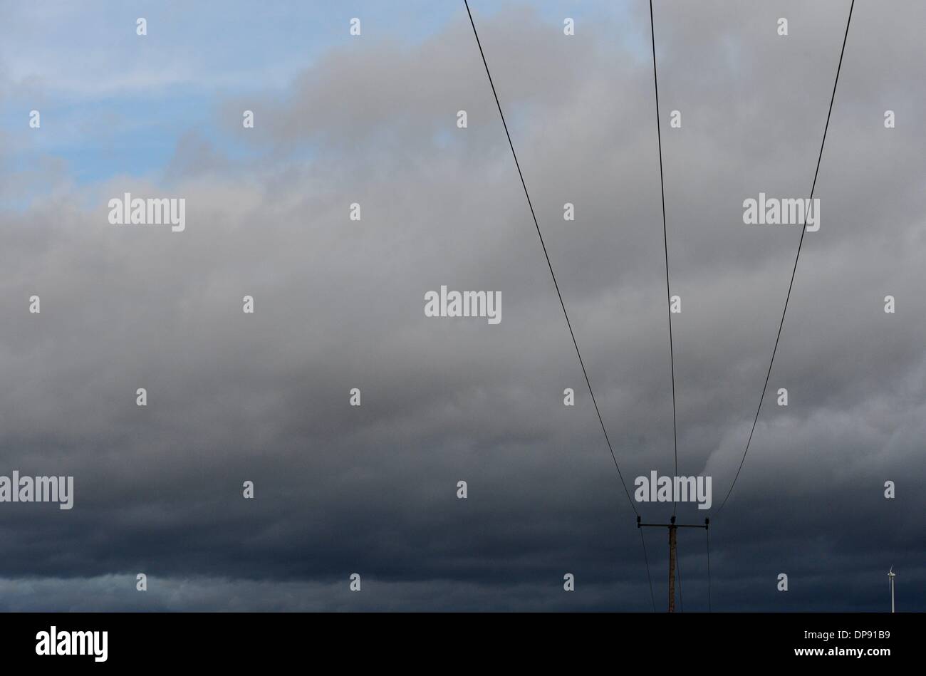 Torre elettrico con spettacolari nubi in Germania, 8.o gennaio 2014. Foto: Frank può Foto Stock