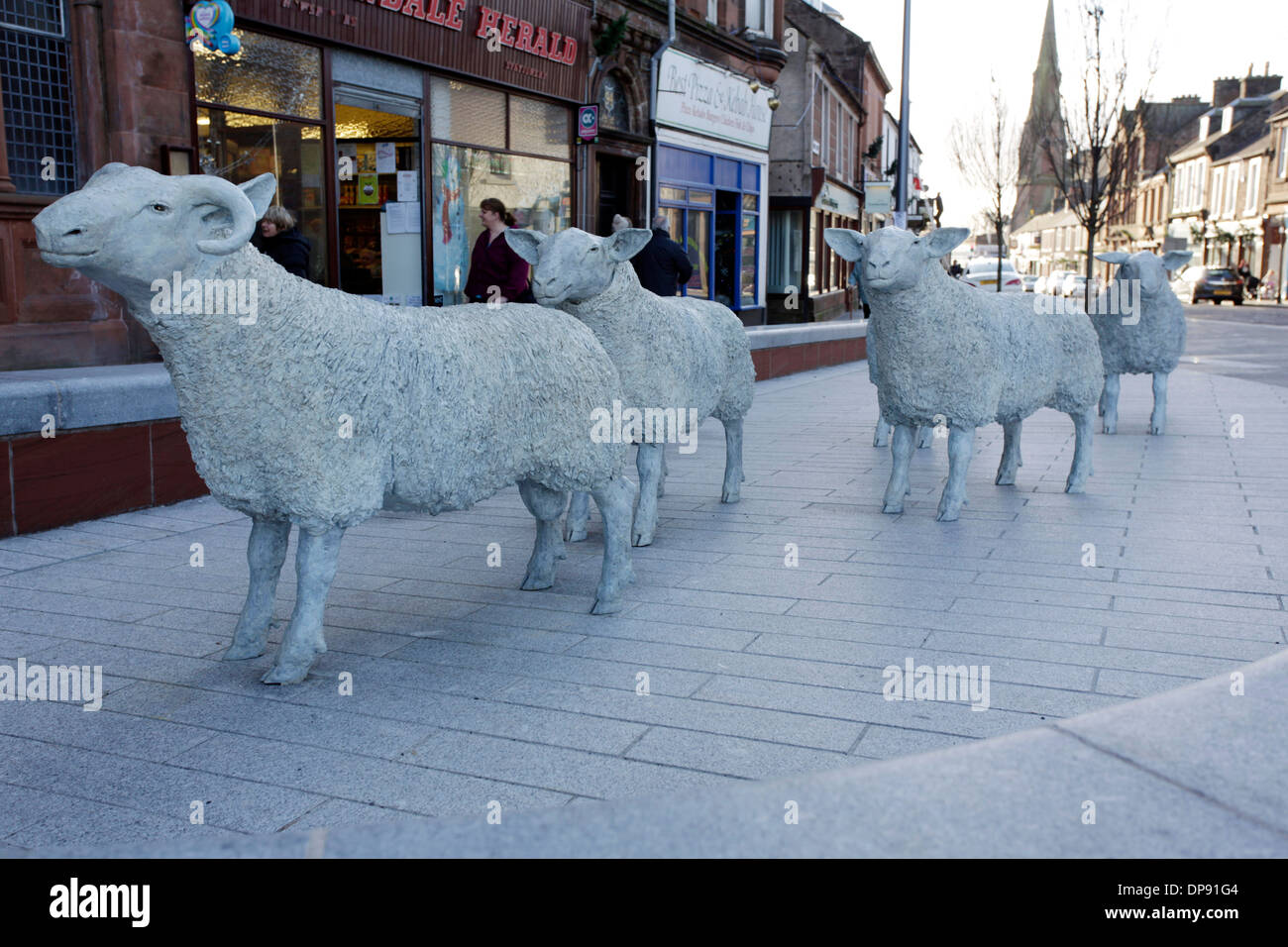 Lockerbie Town Center rigenerazione sculture di pecora da David Annand commemorando Loccurbies lungo andato grandi vendite di agnello. La Scozia, Regno Unito Foto Stock