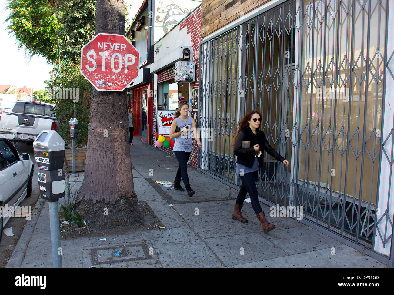 Il segnale di arresto e persone in Melrose Avenue, Hollywood, Los Angeles, California, Stati Uniti d'America, STATI UNITI D'AMERICA Foto Stock