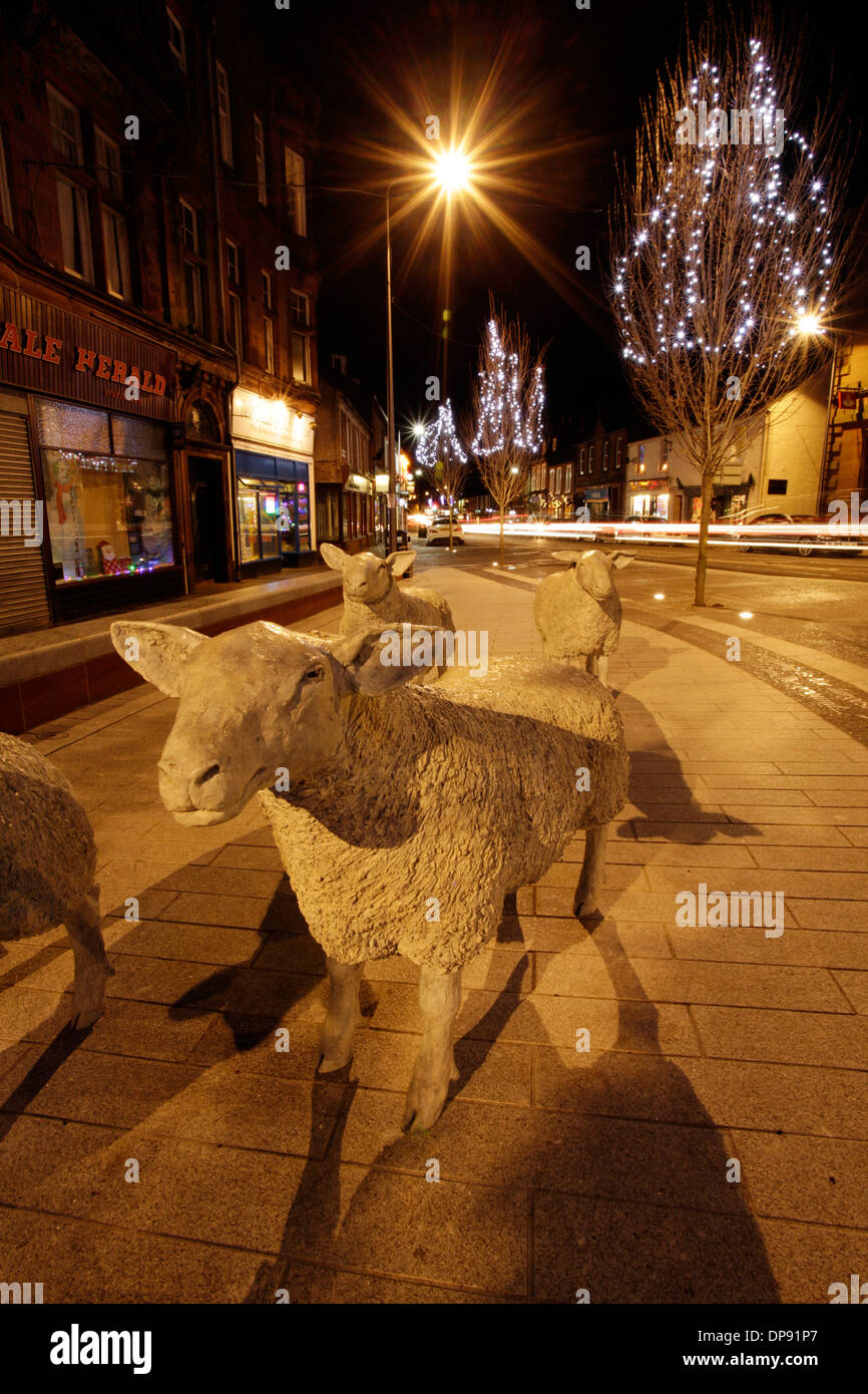Lockerbie centro città le luci di Natale di sera presto le luci di strada sulle sculture di pecora Foto Stock