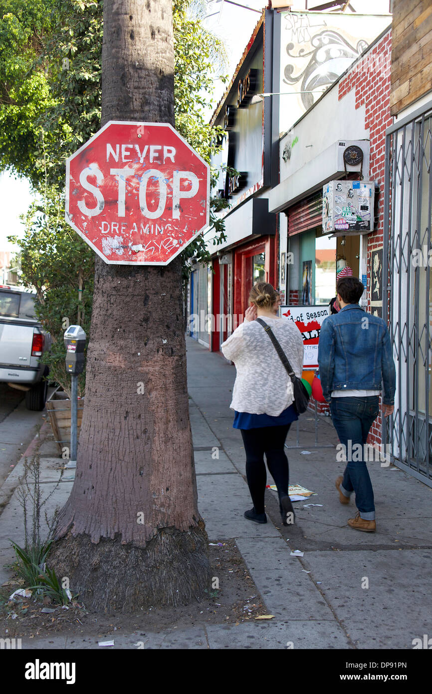 Il segnale di arresto e persone in Melrose Avenue, Hollywood, Los Angeles, California, Stati Uniti d'America, STATI UNITI D'AMERICA Foto Stock