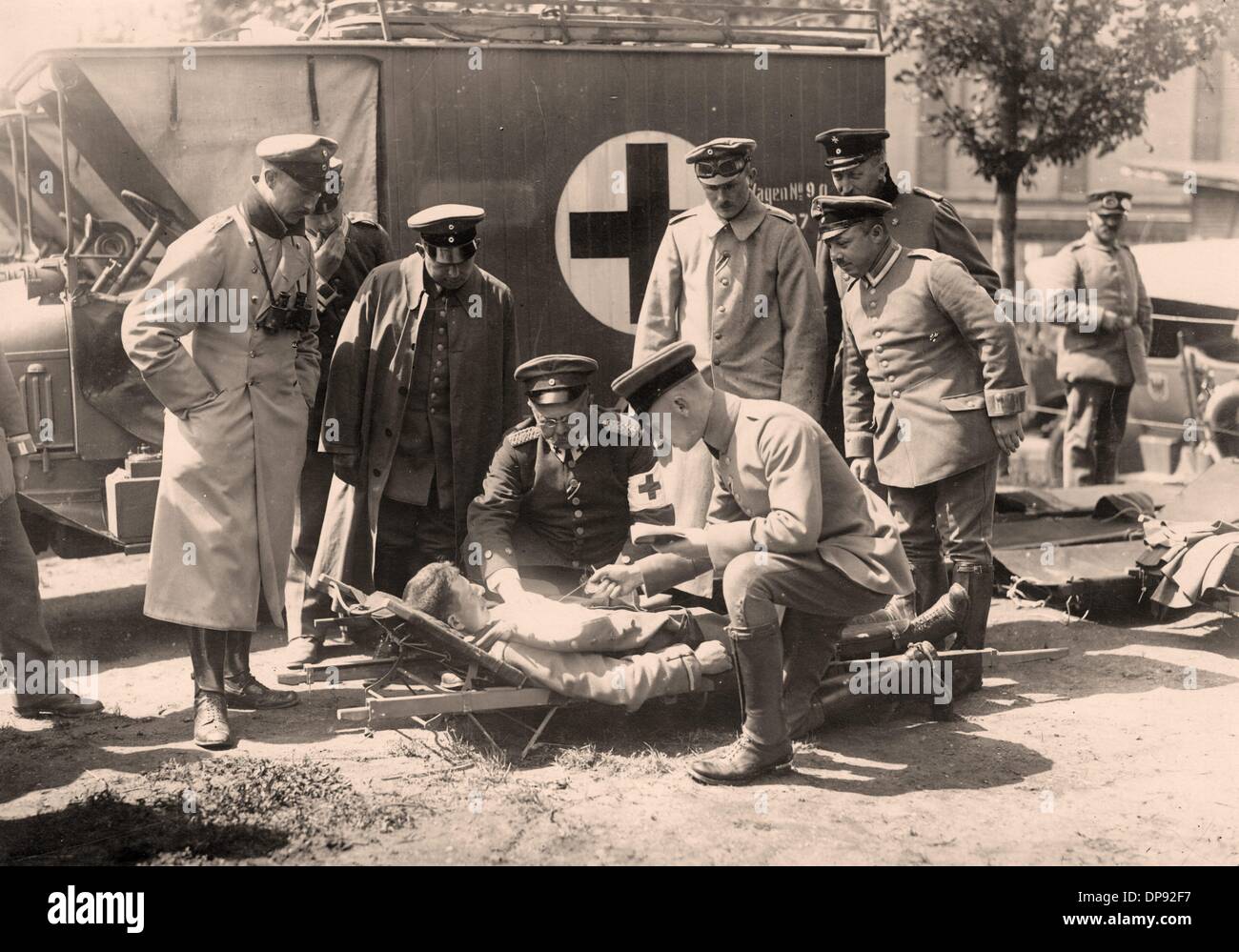 Un soldato tedesco gravemente ferito riceve cure mediche al suo arrivo in un ospedale militare sul fronte orientale. Data e luogo sconosciuti. Fotoarchiv für Zeitgeschichte Foto Stock