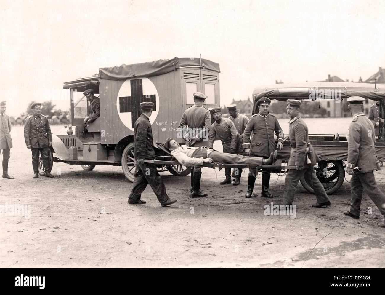 Un soldato tedesco pesantemente ferito viene portato nell'ospedale militare da un vettore dal servizio medico della Croce Rossa tedesca. Data e luogo sconosciuti. Fotoarchiv für Zeitgeschichte Foto Stock