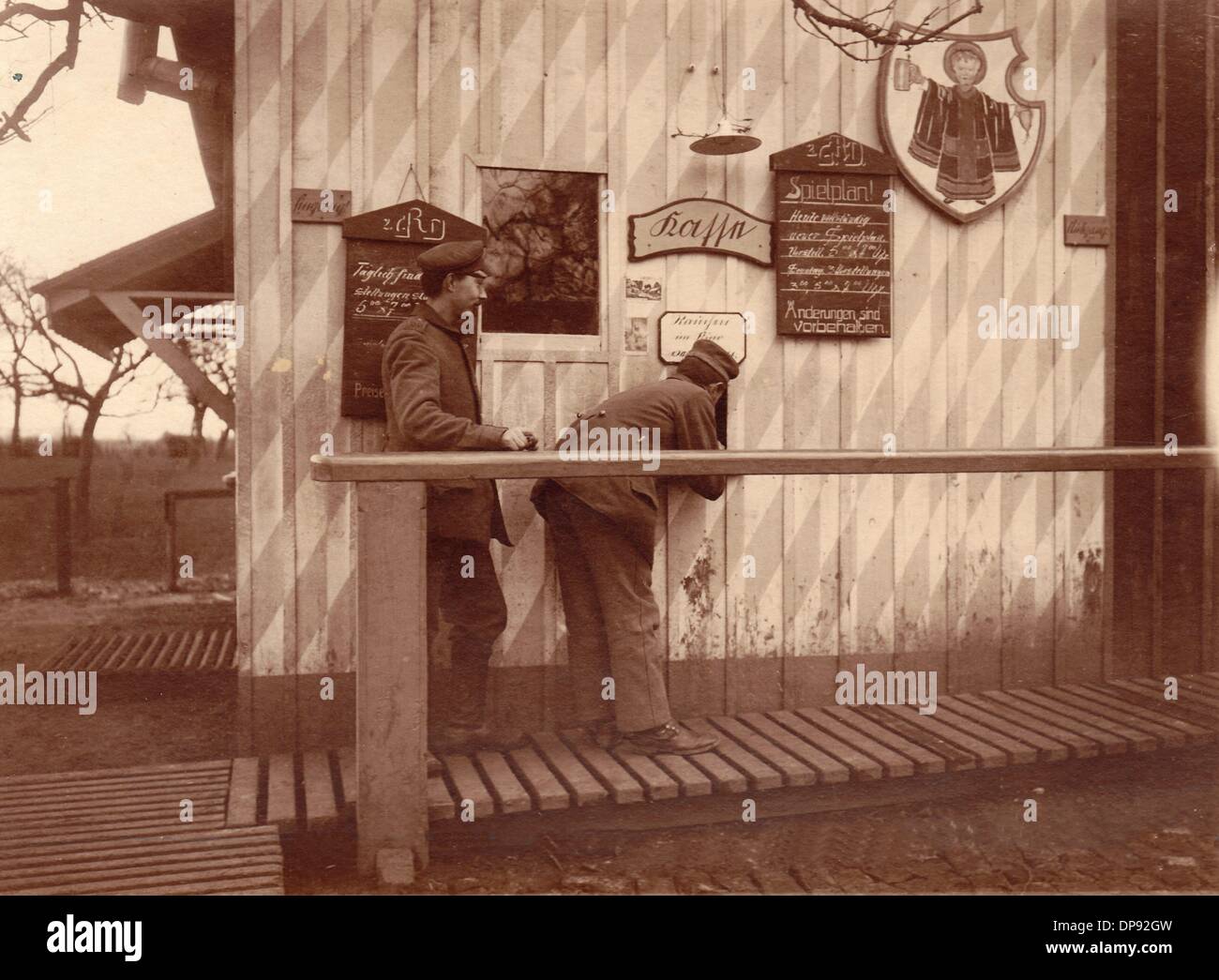 Due soldati tedeschi pagano i biglietti per il cinema tedesco a Hantay vicino a Lille in Francia sul fronte occidentale nel 1916. Fotoarchiv für Zeitgeschichte Foto Stock