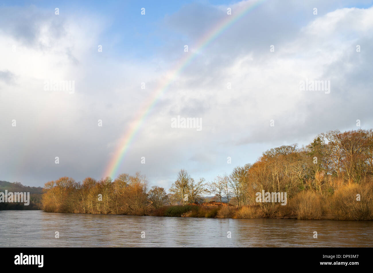 Un arcobaleno sul fiume Tyne vicino al mulino di equitazione, Northumberland North East England Regno Unito Foto Stock