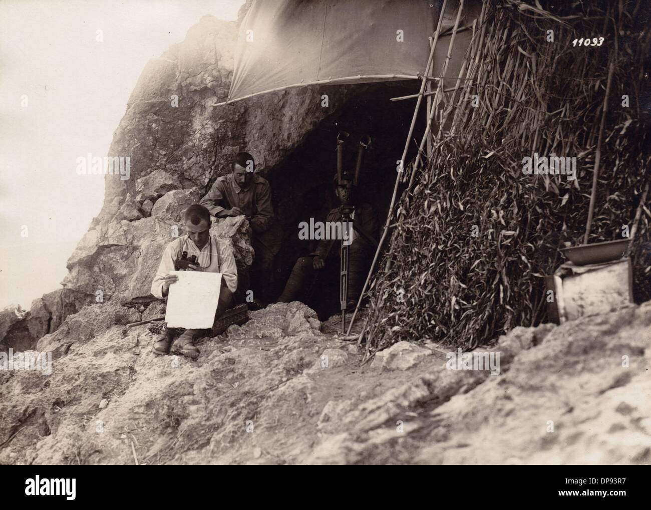 I soldati tedeschi osservano la fanteria in una grotta sulle montagne di Tell Nimrim in Palestina. Data sconosciuta. La Campagna del Sinai e della Palestina fu un teatro secondario di guerra tra l'Impero Ottomano e la Gran Bretagna durante la prima guerra mondiale (1915-1918). L'Impero Ottomano, come alleato delle potenze centrali, fu sostenuto dalle truppe tedesche (Asia Corps) e austro-ungariche in Palestina. Fotoarchiv für Zeitgeschichte Foto Stock