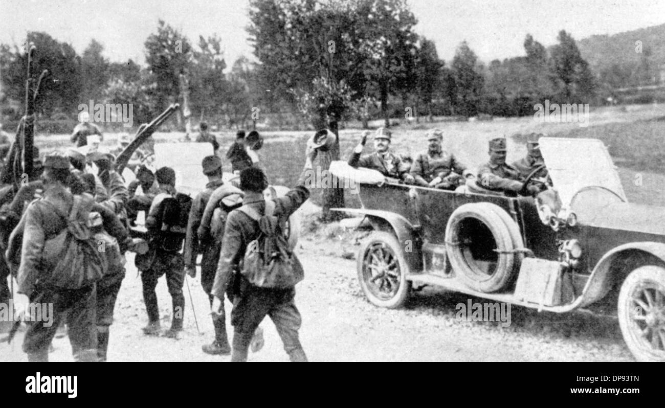 Charles I, imperatore d'Austria e Re di Ungheria) è accolto da soldati austro-ungarico dopo la sua visita all'Isonzo fronte durante la Decima battaglia dell'Isonzo (12 maggio fino al 5 giugno 1917). Foto Stock