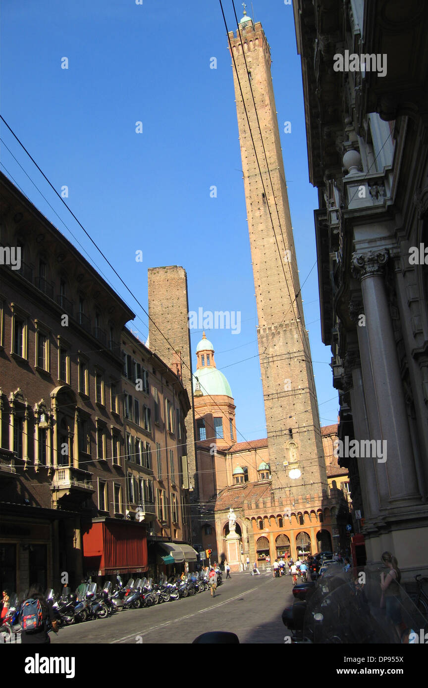Le due torri, sia della loro inclinazione, sono il simbolo di Bologna. Foto Stock