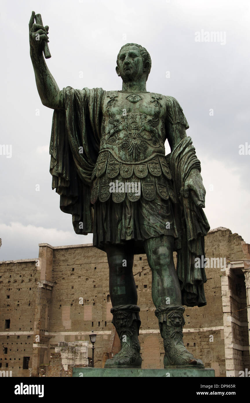 Nerva (30 98). Imperatore Romano (96-98). Antonine dinastia. Statua di bronzo. Foro di Nerva. Roma. L'Italia. Foto Stock