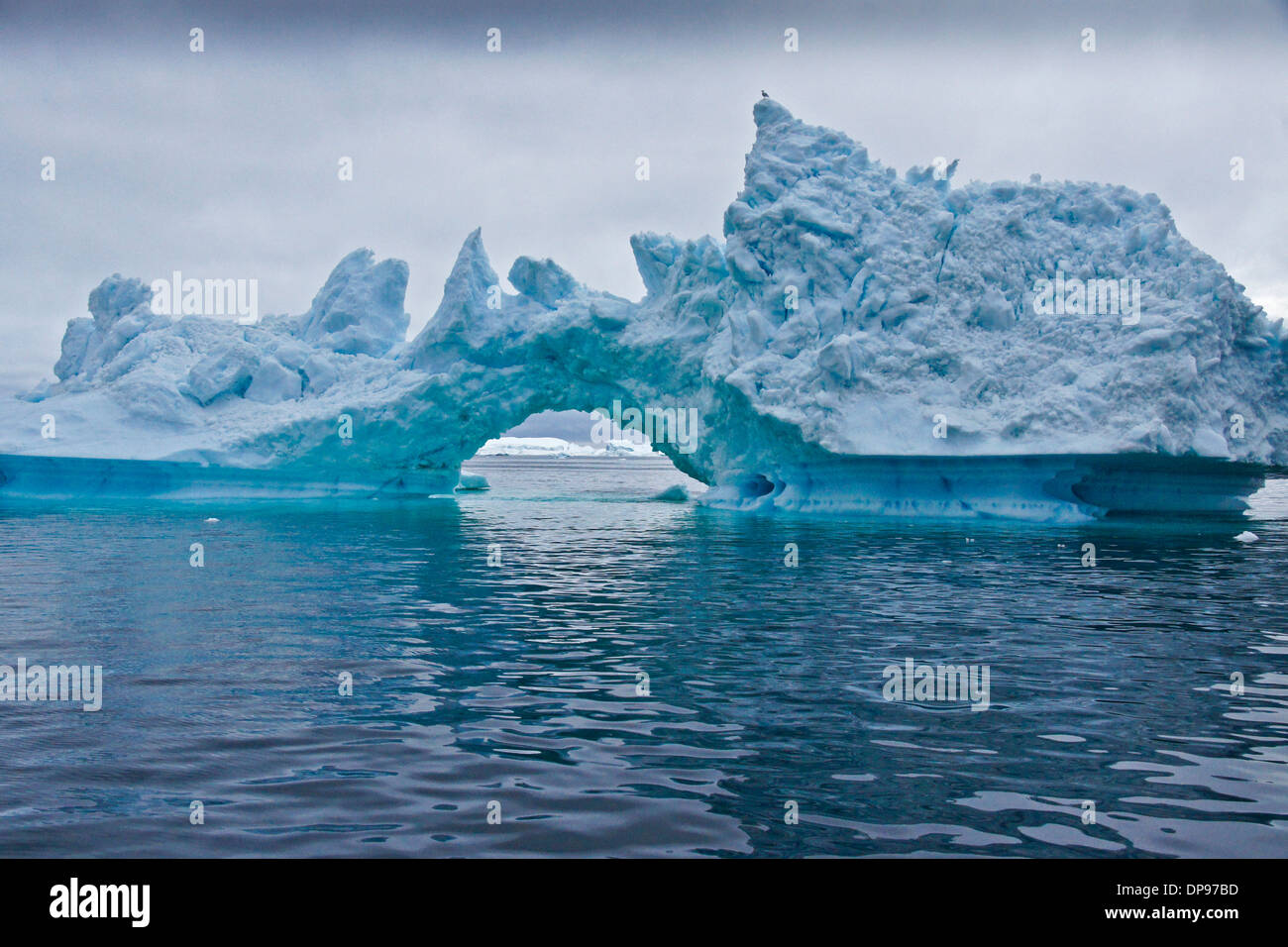 Iceberg arco nella baia di Disko, Ilulissat, Groenlandia occidentale Foto Stock