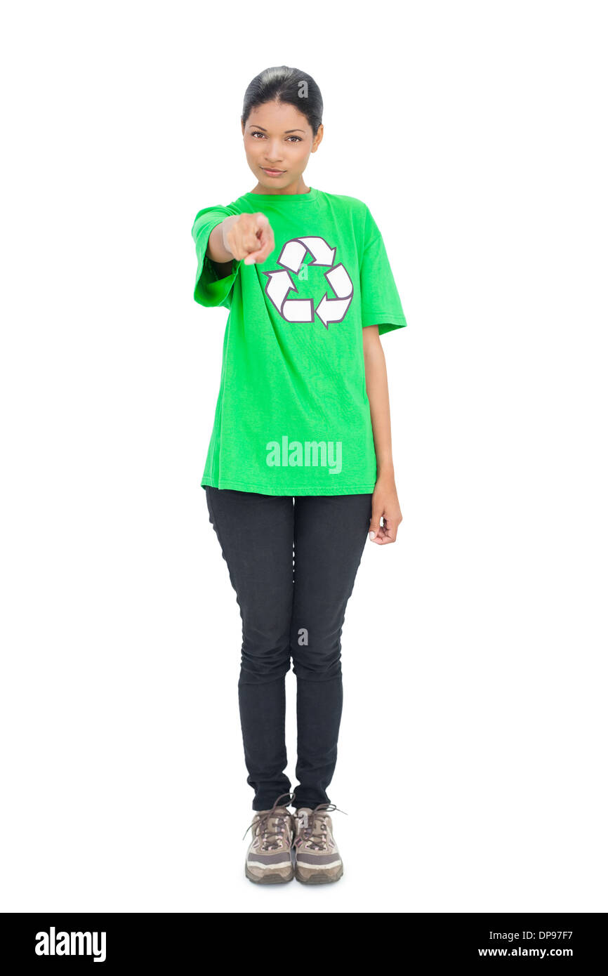 Piuttosto nero modello dai capelli indossando il riciclaggio tshirt puntando alla fotocamera Foto Stock