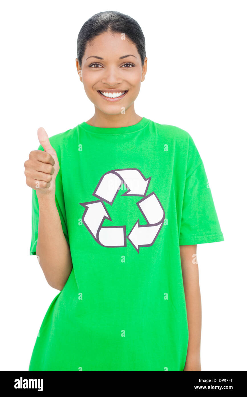Modello di felice indossando il riciclaggio tshirt dando pollice in alto Foto Stock